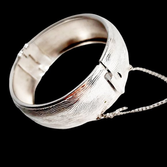 1960s True Vintage Wide Textured Silver Tone Metal Bangle Bracelet By Coro - Picture 4 of 7
